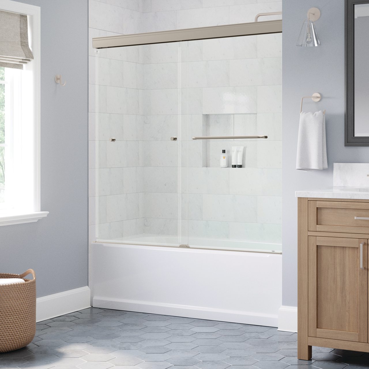 60" Bathtub / Clear / Brushed Nickel (Shower Door)