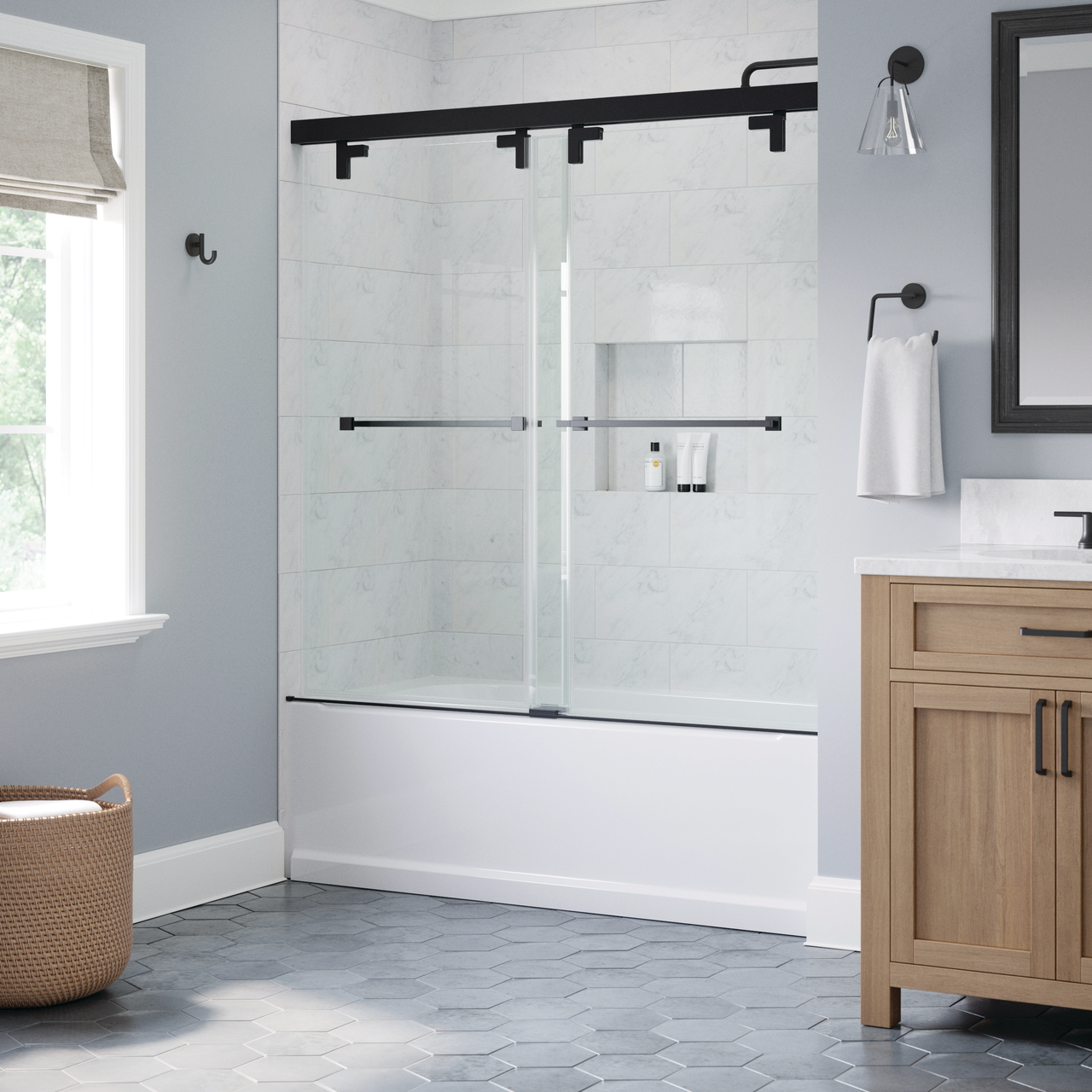 60" Bathtub / Clear / Matte Black